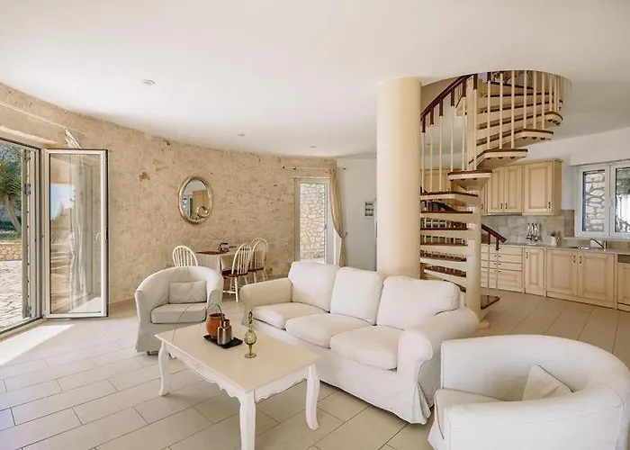 The Round House * Vlachopoulatika
